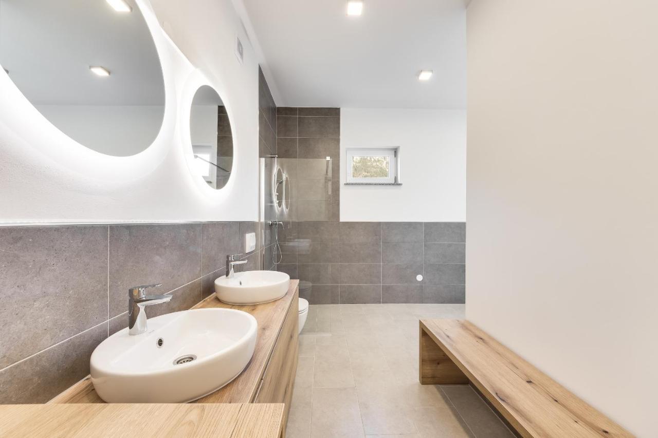 Chic Apartments With Balcony And Spa In Mojstrana Exteriör bild